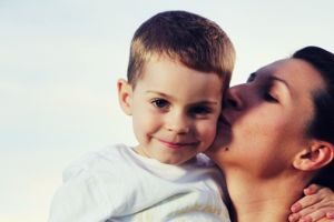 Voz da mãe ‘ativa’ as mais diversas regiões do cérebro, aponta pesquisa